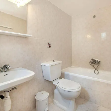 St. Paul's Bay View Apartman Líndosz
